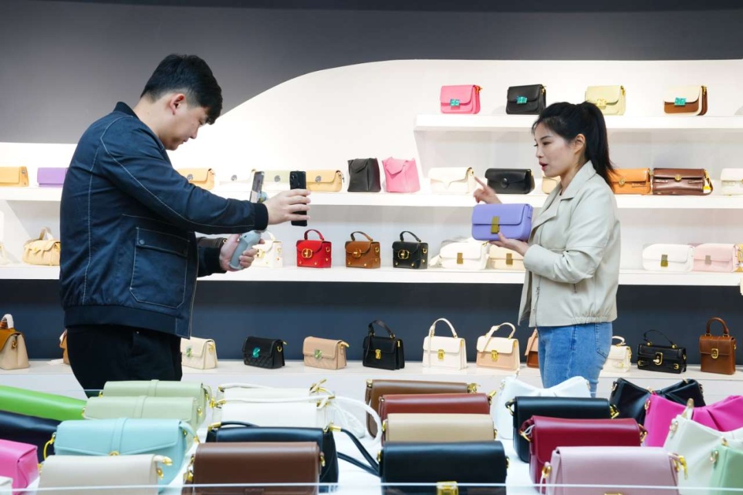 快遞業(yè)再創(chuàng)新高 全國業(yè)務(wù)量突破400億件，針紡織品銷售成亮點